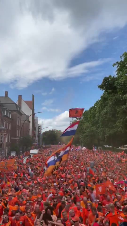 橙色海洋！太壮观了，看看在德国街头的荷兰球迷