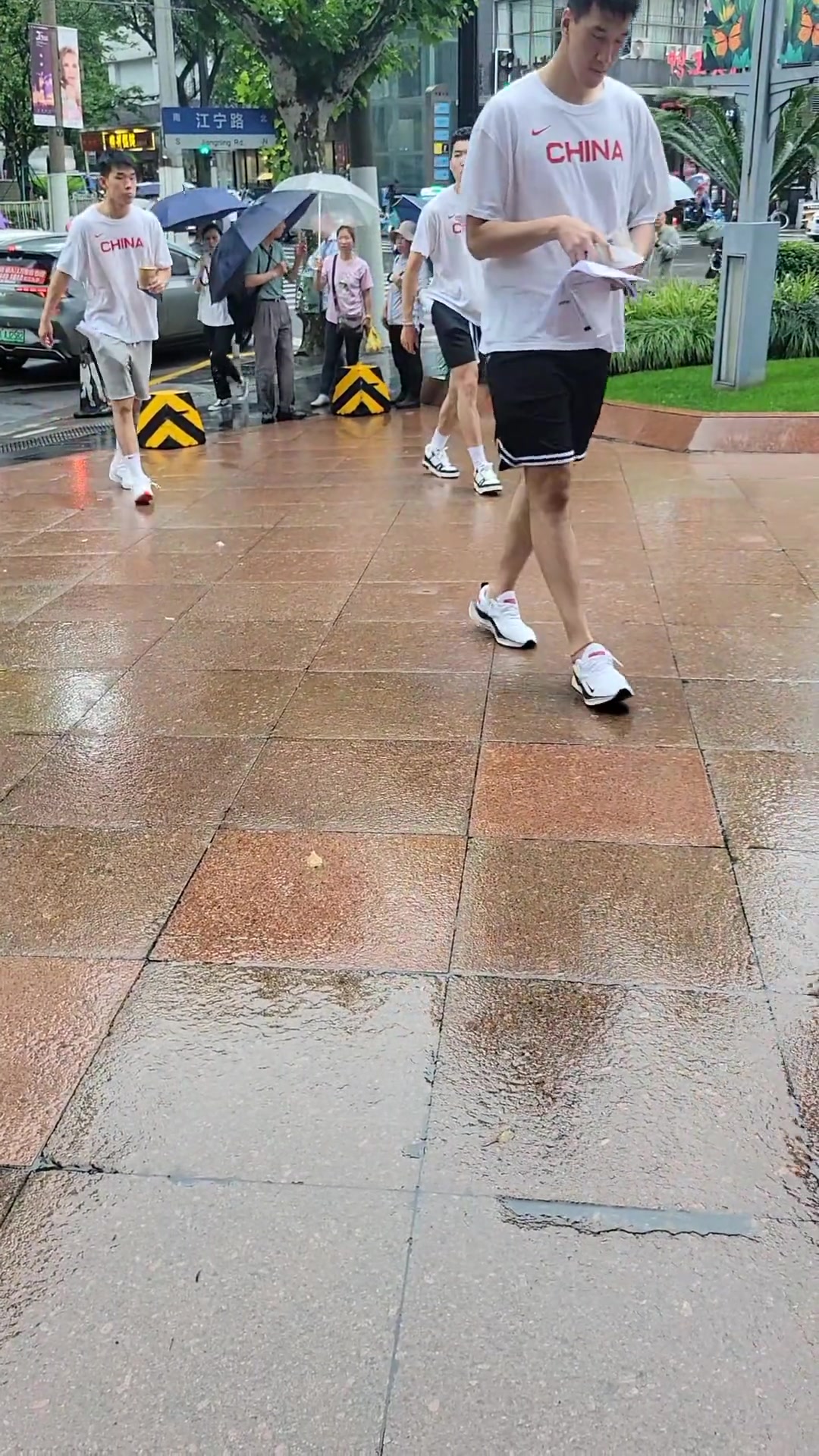 网友街头偶遇中国男篮集训队员：郭导上的强度不小，都鸭子步了